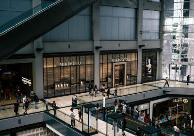用户在必一体育装备商城页面挑选跑鞋，页面商品图排列整齐
